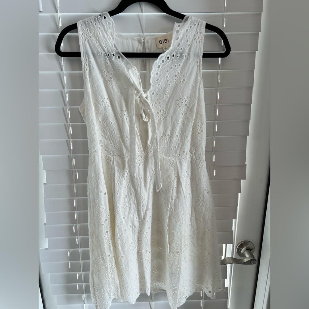 Bibi’s white lace dress size M